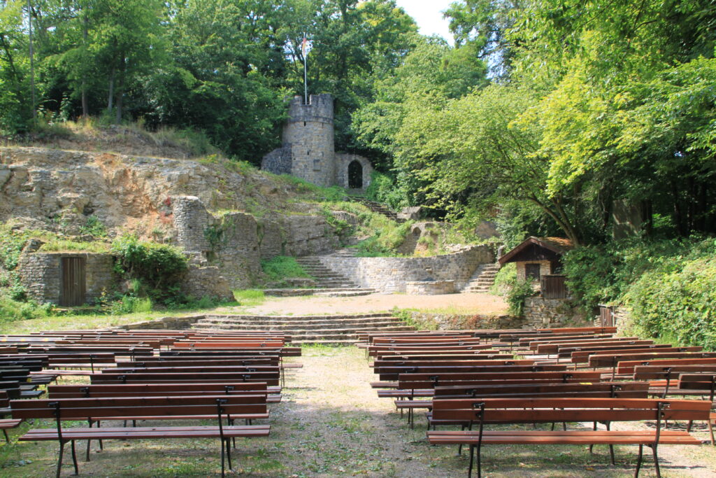 Die Freilichtbühne mit Turm, Treppen und Bühne befindet sich am Feldberg in Stahle. Auf der grünen Naturbühne finden regelmäßig Feiern und Aufführungen statt.